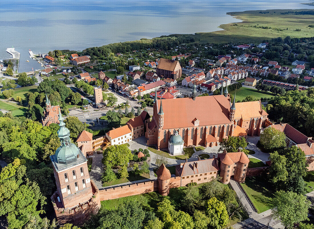 Domhügel, Kathedrale (Frauenburger Dom), Bischofspalast (Stary Pałac Biskupi), Hoher Turm (Wieża Radziejowskiego), Kopernikusturm (Wieża Kopernika) in Frombork (Frauenburg) und Frisches Haff (Zalew Wiślany) in der Wojewodschaft Warmińsko-Mazurskie in Polen