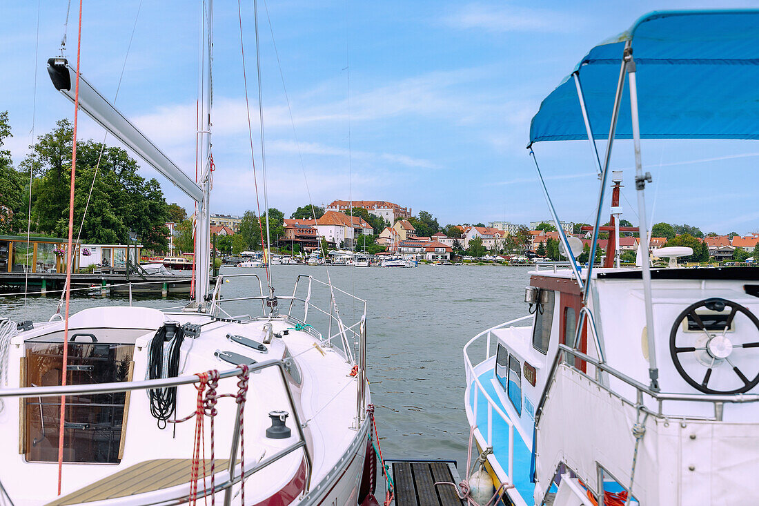 Blick auf Ryn (Rhein) mit Schloss (Zamek Ryn) am Jezioro Ryńskie (Rheinscher See) in den Masuren (Mazury) in der Wojewodschaft Warmińsko-Mazurskie in Polen