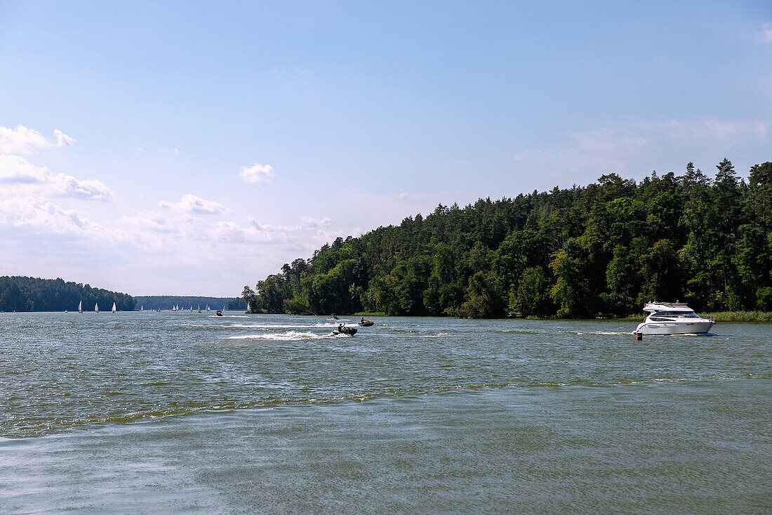Wassersport und Boote auf dem Jezioro Beldanskie (Beldahnsee) in den Masuren (Mazury) in der Wojewodschaft Warmińsko-Mazurskie in Polen