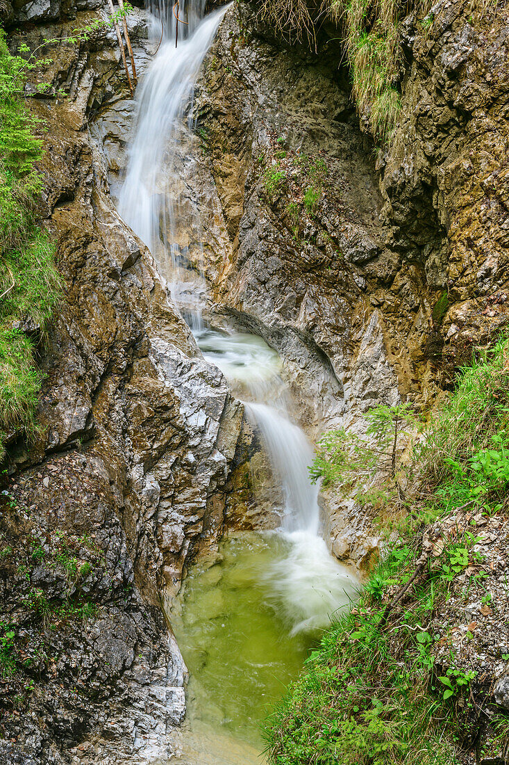 Wasserfall fließt durch die Vorderkaserklamm, Vorderkaserklamm, Weißbach, Route der Klammen, Loferer Steinberge, Salzburg, Österreich