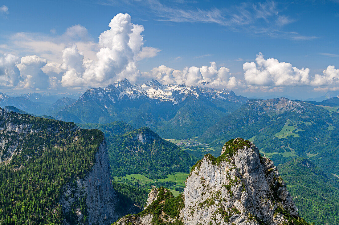 Blick über die Felsgipfel der Drei Brüder hinweg auf Lofer und Loferer Steinberge, Großer Bruder, Reiteralm, Berchtesgadener Alpen, Salzburg, Österreich
