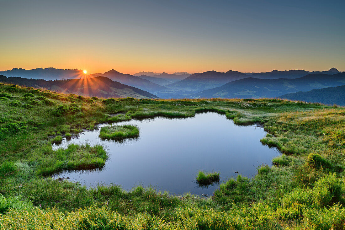 Sonnenaufgang über Bergsee mit Kaisergebirge und Kitzbüheler Alpen im Hintergrund, Wildschönauer Höhenweg, Wildschönau, Kitzbüheler Alpen, Tirol, Österreich 