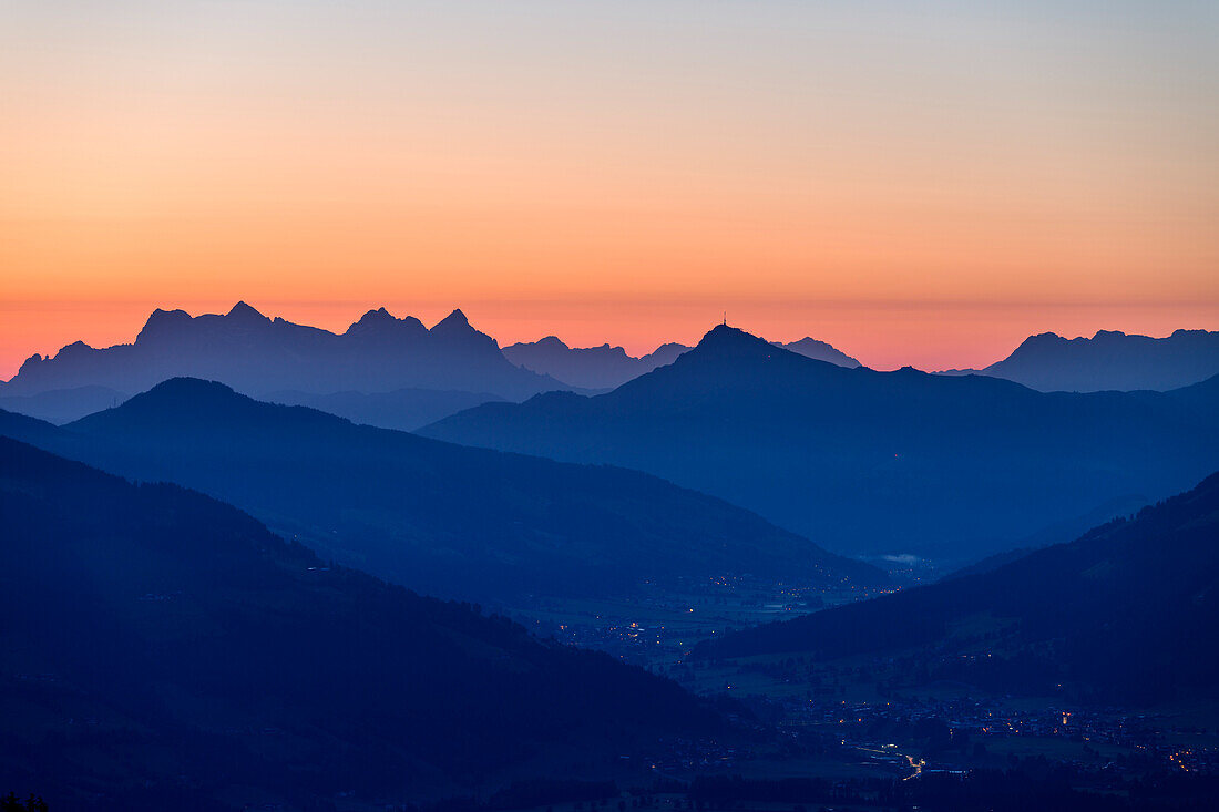 Silhouetten von Loferer Steinberge und Kitzbüheler Horn, Wildschönauer Höhenweg, Wildschönau, Kitzbüheler Alpen, Tirol, Österreich 