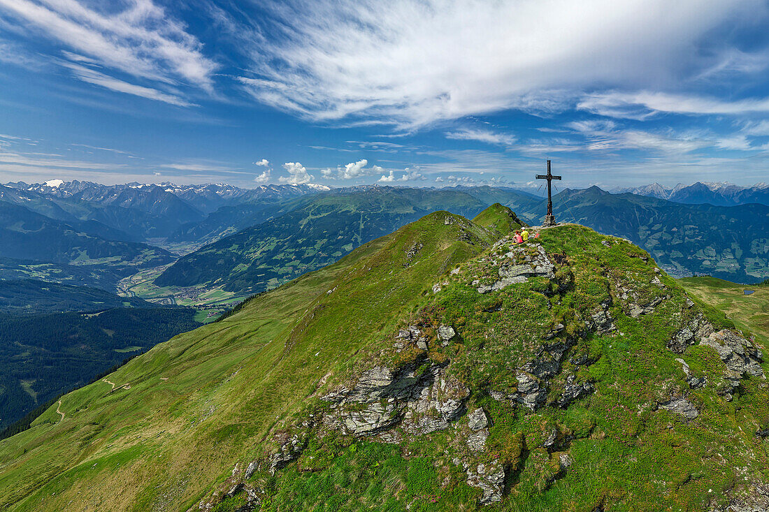 Man and woman hiking sitting on the summit of Standkopf, Standkopf, Kitzbühel Alps, Tyrol, Austria