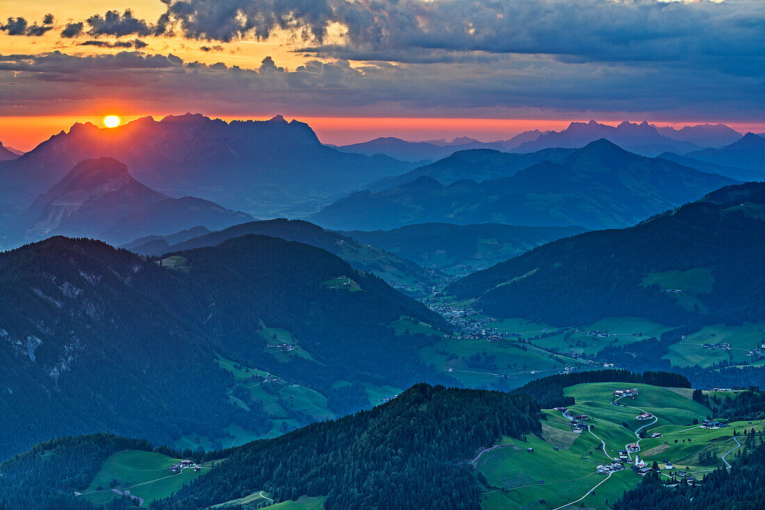 Sonnenaufgang über dem Kaisergebirge mit Wildschönau und Thierbach im Vordergrund, von der Gratlspitze, Wildschönau, Kitzbüheler Alpen, Tirol, Österreich 