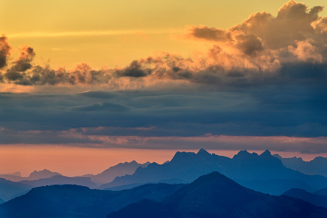 Wolkenstimmung über Loferer Steinbergen, von der Gratlspitze, Wildschönau, Kitzbüheler Alpen, Tirol, Österreich 
