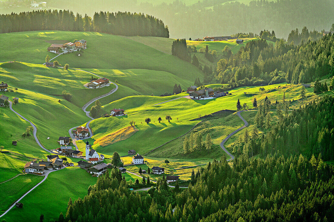 Tiefblick auf Kirche und Bauernhöfe von Thierbach, von der Gratlspitze, Wildschönau, Kitzbüheler Alpen, Tirol, Österreich 