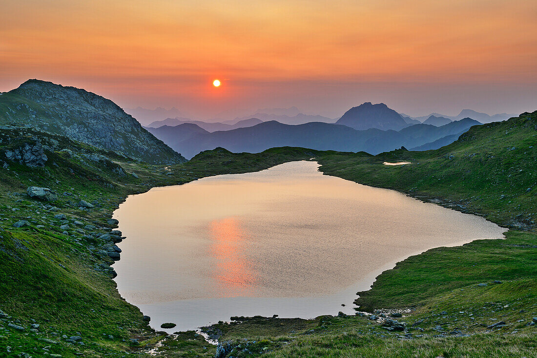 Sonnenaufgang über Bergsee mit Rettenstein im Hintergrund, Windautal, Kitzbüheler Alpen, Tirol, Österreich 