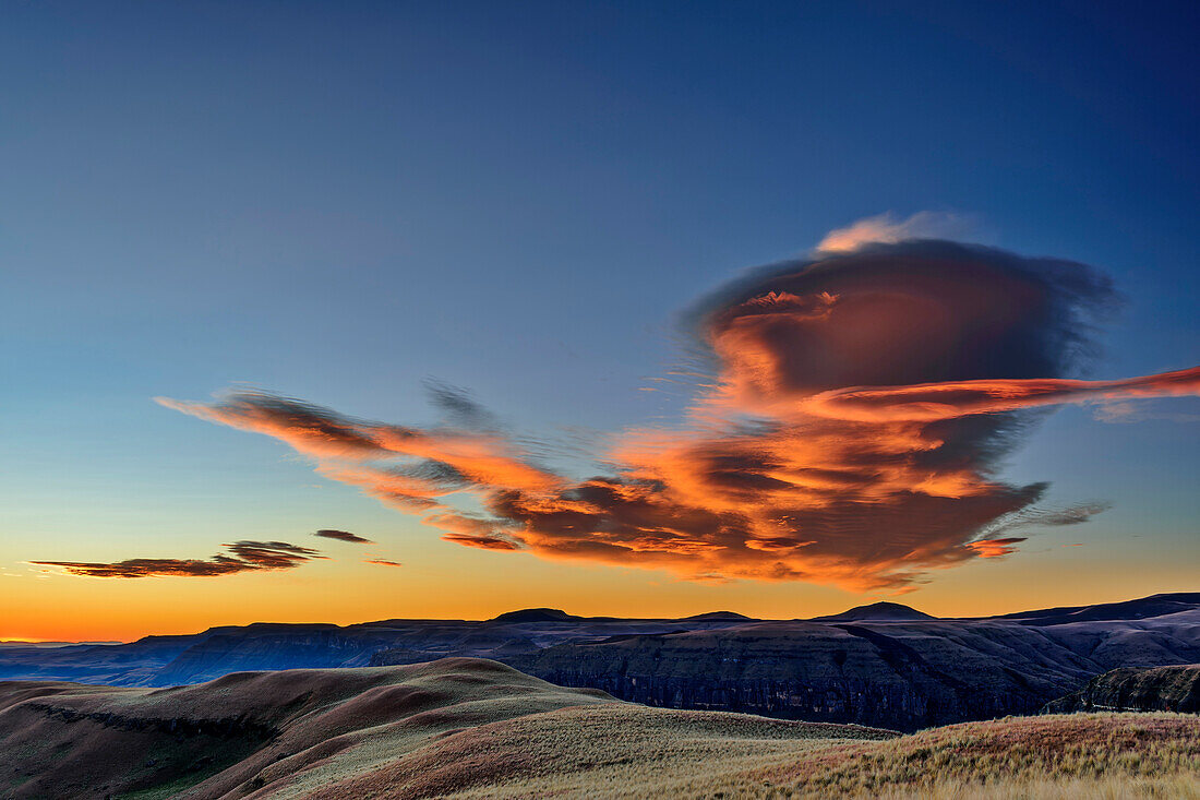 Red glowing cloud over Little Berg, Injasuthi, Drakensberg, Kwa Zulu Natal, UNESCO World Heritage Site Maloti-Drakensberg, South Africa