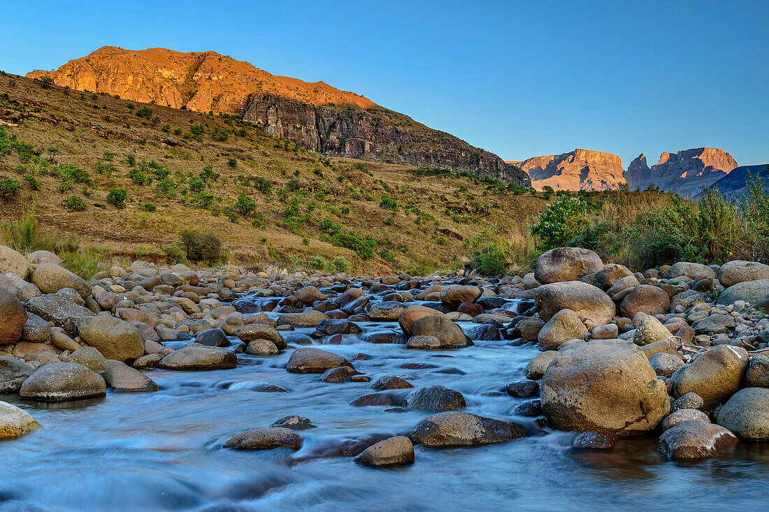 Little Tugela River with Champagne Castle and Cathkin Peak in first light, Injasuthi, Drakensberg, Kwa Zulu Natal, UNESCO World Heritage Site Maloti-Drakensberg, South Africa