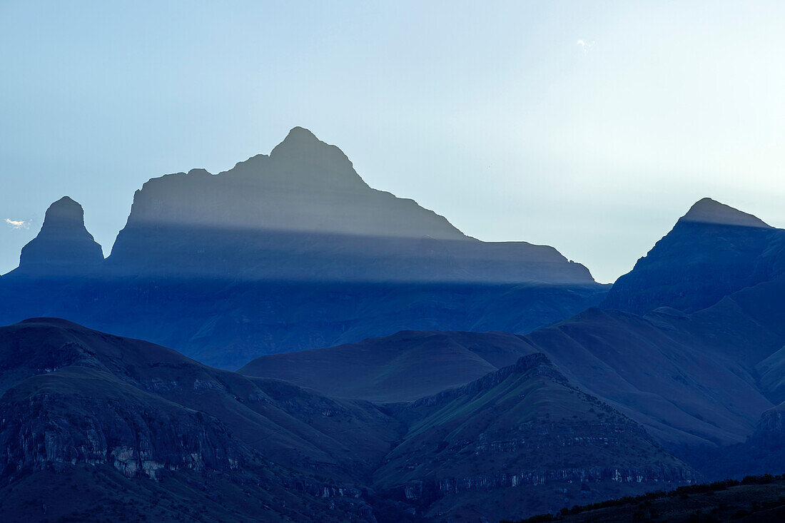 Silhouette von Bell und Cathedral Peak, Didima, Cathedral Peak, Drakensberge, Kwa Zulu Natal, UNESCO Welterbe Maloti-Drakensberg, Südafrika