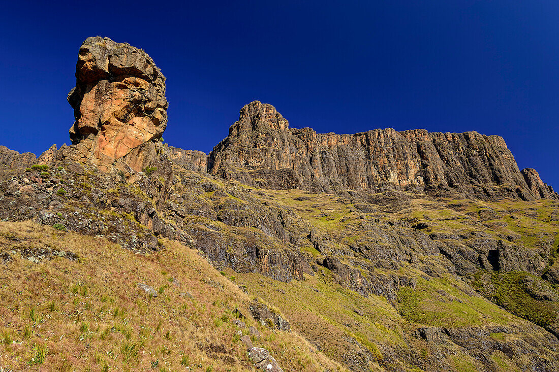 Felsturm mit Drakensbergen im Hintergrund, Organ Pipes Pass, Didima, Cathedral Peak, Drakensberge, Kwa Zulu Natal, UNESCO Welterbe Maloti-Drakensberg, Südafrika