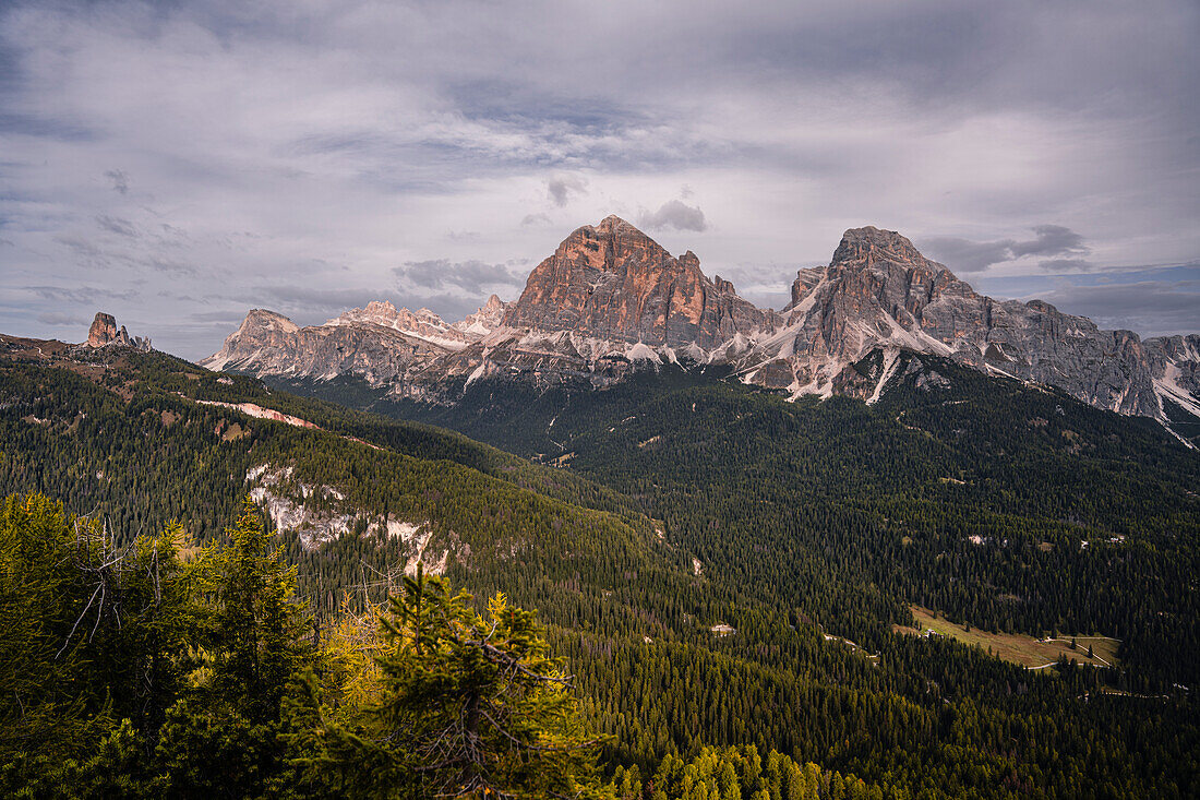 Bergwanderung zur Berghütte Croda da Lago um den Bergsee Lago Federa, Dolomiten, UNESCO Weltnaturerbe Dolomiten, Venetien, Venezien, Italien