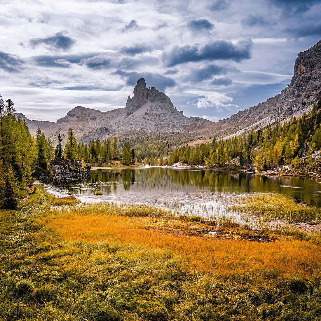 Bergwanderung zur Berghütte Croda da Lago um den Bergsee Lago Federa, Dolomiten, UNESCO Weltnaturerbe Dolomiten, Venetien, Venezien, Italien