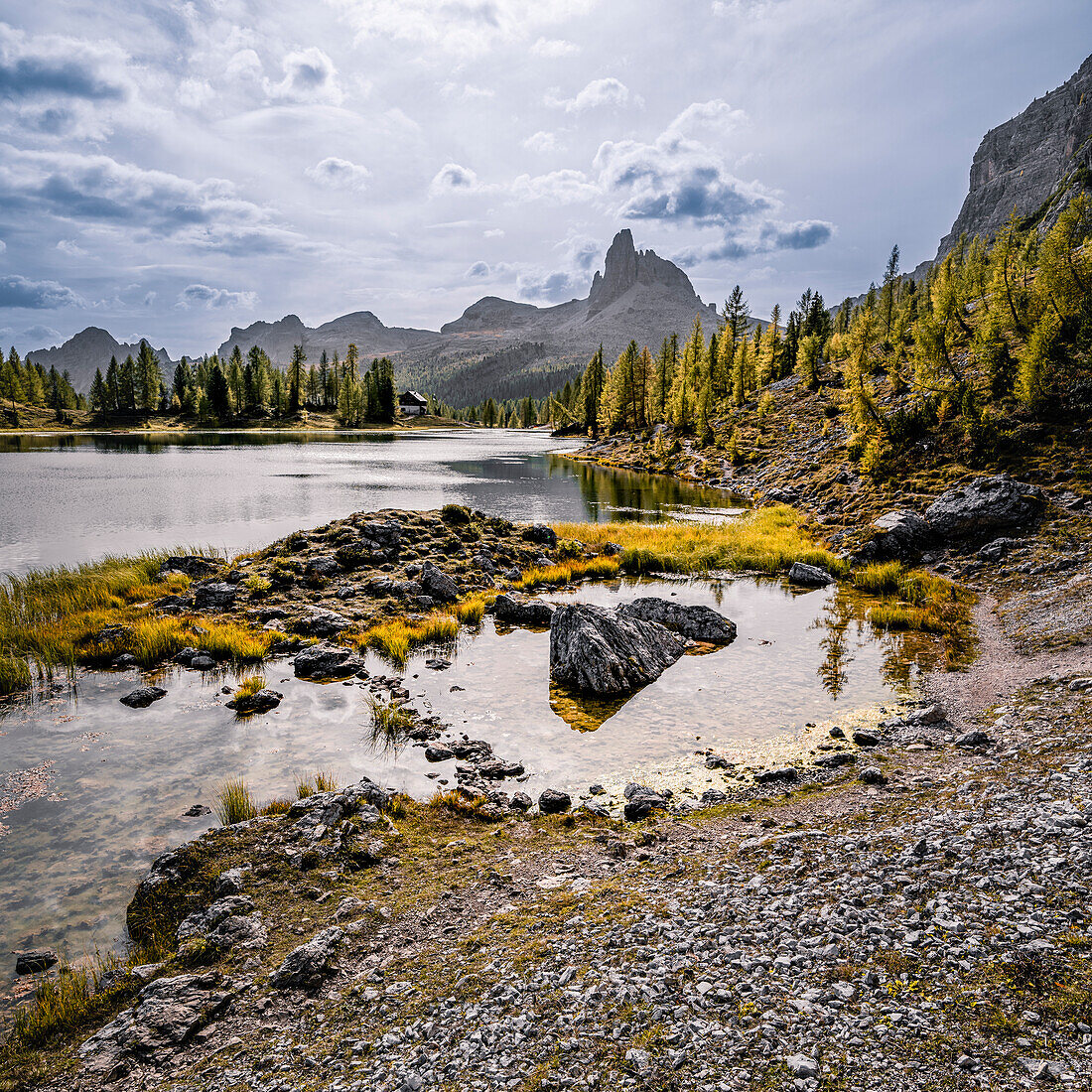 Bergwanderung zur Berghütte Croda da Lago um den Bergsee Lago Federa, Dolomiten, UNESCO Weltnaturerbe Dolomiten, Venetien, Venezien, Italien