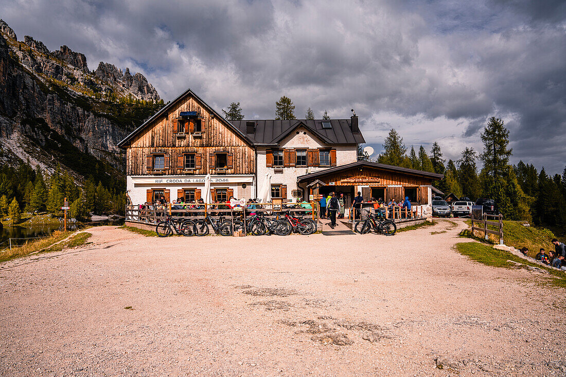 Mountain hike to the Croda da Lago mountain hut around the mountain lake Lago Federa, Dolomites, UNESCO World Heritage Site Dolomites, Veneto, Veneto, Italy