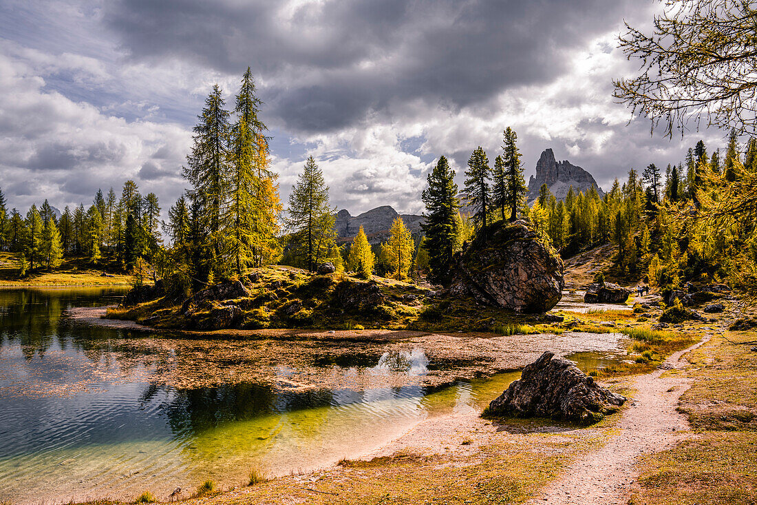 Bergwanderung zur Berghütte Croda da Lago um den Bergsee Lago Federa, Dolomiten, UNESCO Weltnaturerbe Dolomiten, Venetien, Venezien, Italien