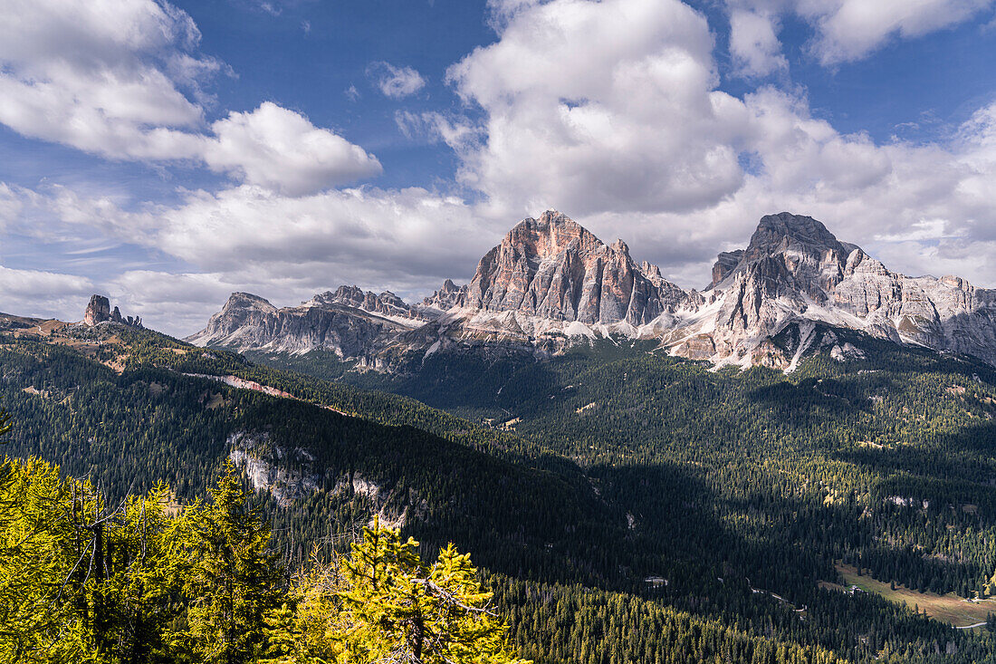 Südliche Kalkalpen, Bergwanderung zur Berghütte Croda da Lago um den Bergsee Lago Federa, Dolomiten, UNESCO Weltnaturerbe Dolomiten, Venetien, Venezien, Italien