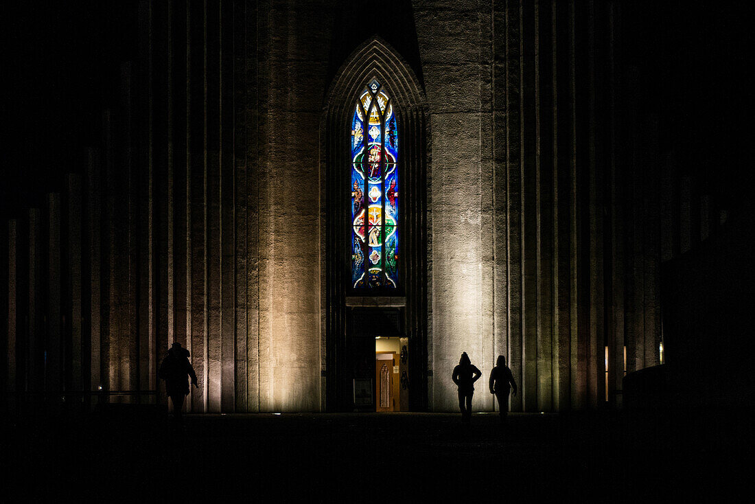 Eingang zur Hallgrímskirkja Kirche, Hallgrimskirche, bei Nacht, Reykjavik, Island