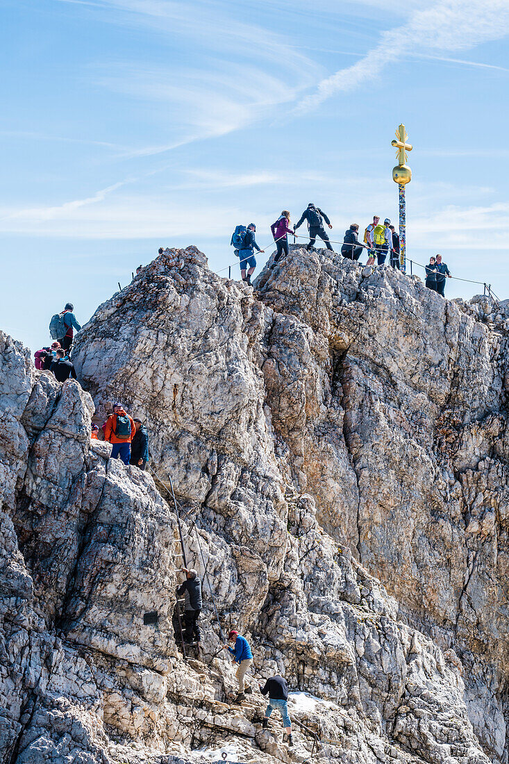 Kletterer, Gipfelkreuz, Zugspitze, Partenkirchen, Bayern, Deutschland