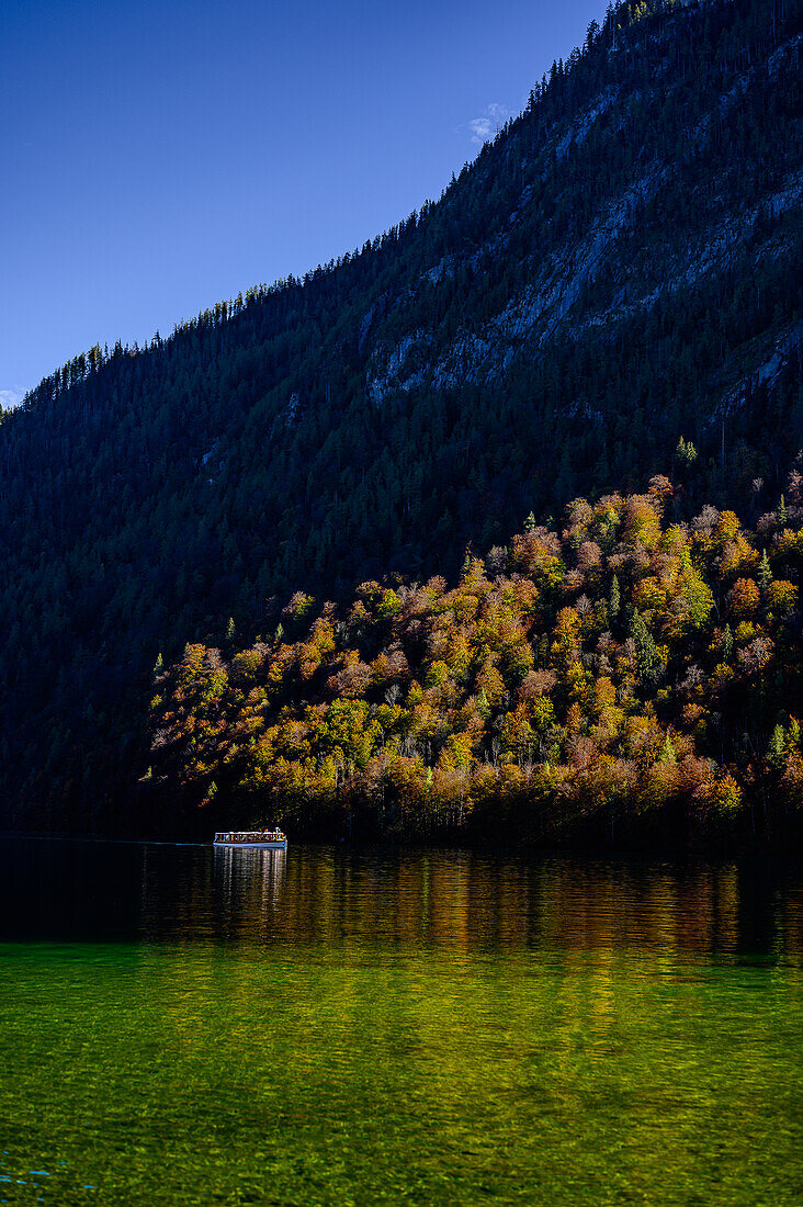 Touristische Bootsfahrt/Schiffahrt auf dem Königssee, Nationalpark Berchtesgaden, Berchtesgadener Alpen, Oberbayern, Bayern, Deutschland