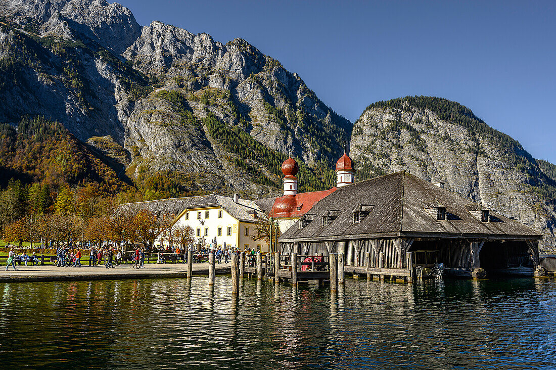 Touristische Bootsfahrt/Schiffahrt auf dem Königssee mit Kirche St. Bartholomä vor Watzmann-Ostwand, Nationalpark Berchtesgaden, Berchtesgadener Alpen, Oberbayern, Bayern, Deutschland