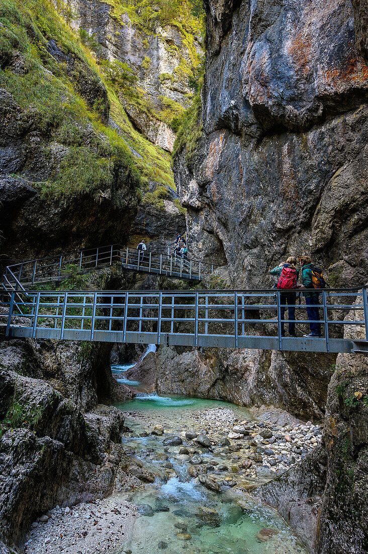 Wandern in der Klamm, Almbach, Almbachklamm, Canyon, Schlucht, Nationalpark Berchtesgaden, Berchtesgadener Alpen, Oberbayern, Bayern, Deutschland