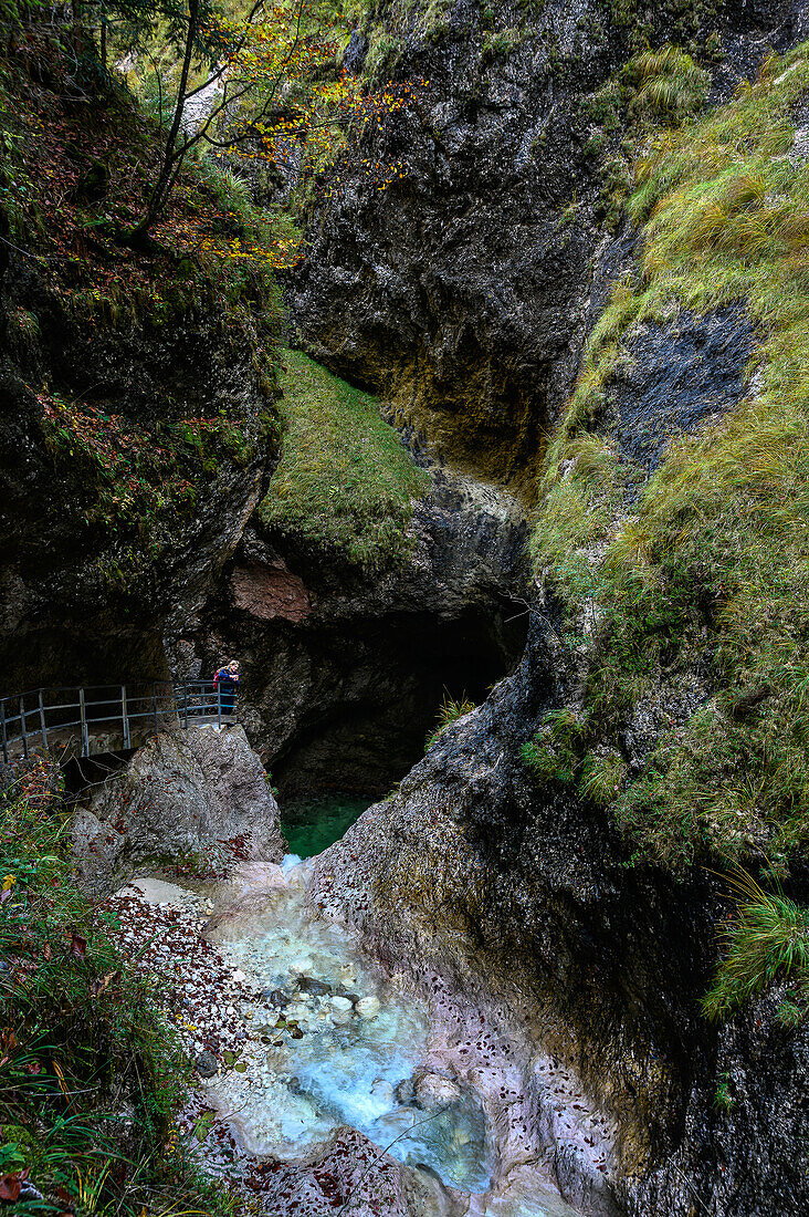 Wandern in der Klamm, Almbach, Almbachklamm, Canyon, Schlucht, Nationalpark Berchtesgaden, Berchtesgadener Alpen, Oberbayern, Bayern, Deutschland