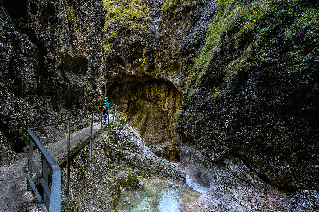 Wandern in der Klamm, Almbach, Almbachklamm, Canyon, Schlucht, Nationalpark Berchtesgaden, Berchtesgadener Alpen, Oberbayern, Bayern, Deutschland