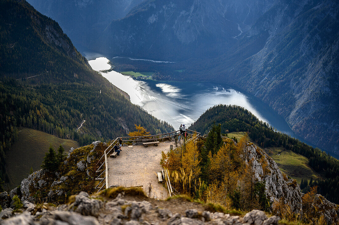 Blick vom Jenner auf Königssee und Aussichtsplattform, Wandern auf den Berg Jenner am Königssee in den Bayerischen Alpen, Königssee, Nationalpark Berchtesgaden, Berchtesgadener Alpen, Oberbayern, Bayern, Deutschland