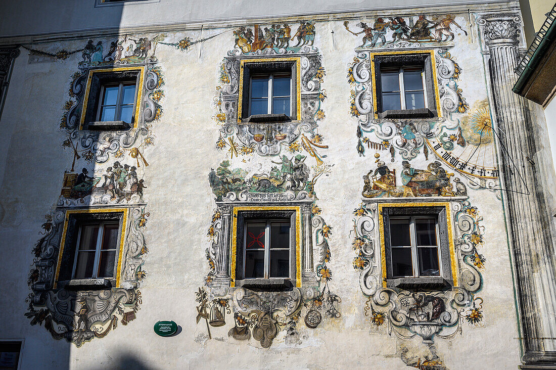 Lüftlmalerei von 1610 am Hirschenhaus, Metzgerstraße, Renaissancefassade in Altbayern, Berchtesgaden, Stadt, am Watzmann und Königssee, Nationalpark Berchtesgaden, Berchtesgadener Alpen, Oberbayern, Bayern, Deutschland