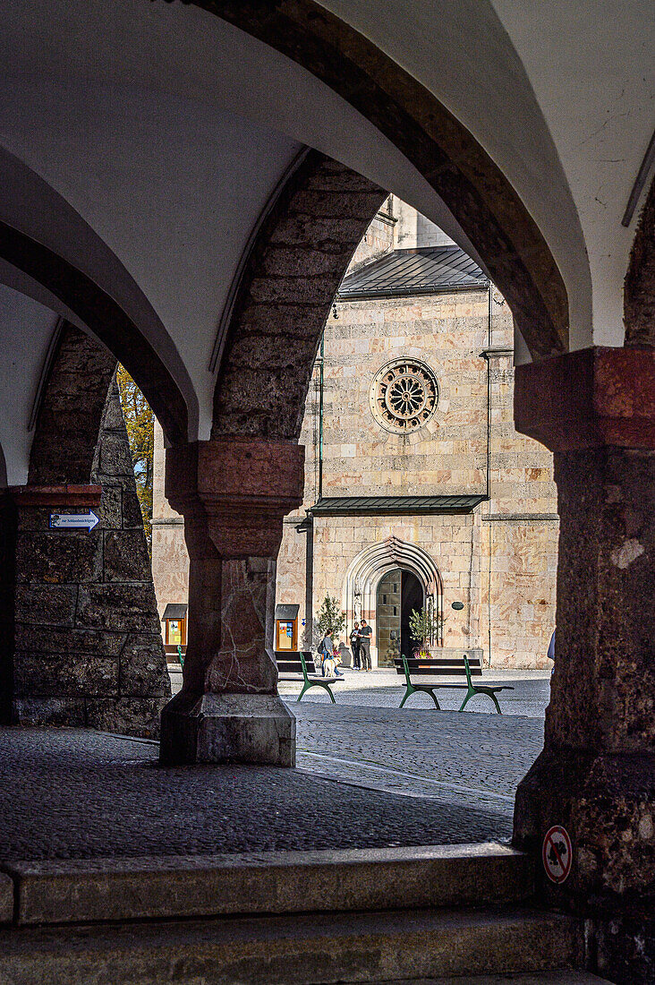 Blick durch die Arkaden am Schlossplatz auf die Stiftkirche, Berchtesgaden, Stadt, Zentrum, am Watzmann und Königssee, Nationalpark Berchtesgaden, Berchtesgadener Alpen, Oberbayern, Bayern, Deutschland