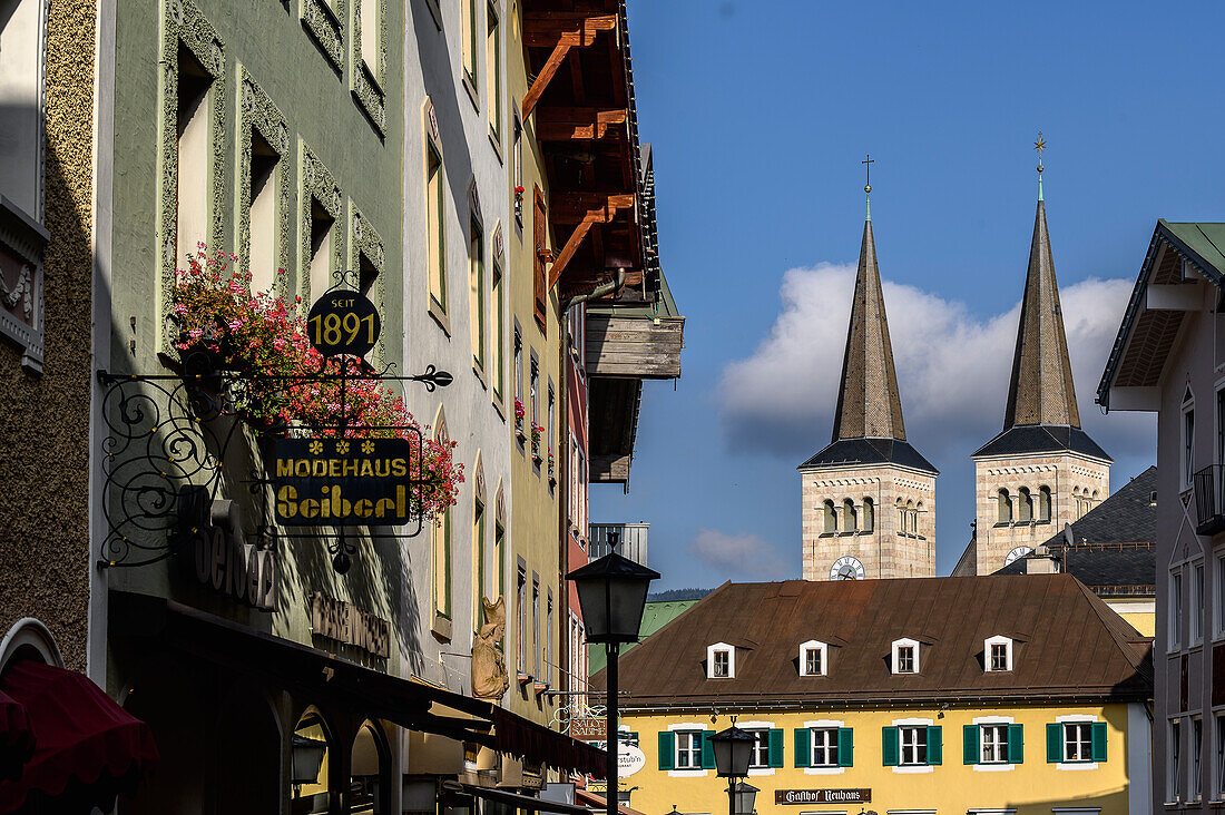 View of collegiate church along the street Marktplatz, Berchtesgaden, city, at the Watzmann and Königssee, Berchtesgaden National Park, Berchtesgaden Alps, Upper Bavaria, Bavaria, Germany