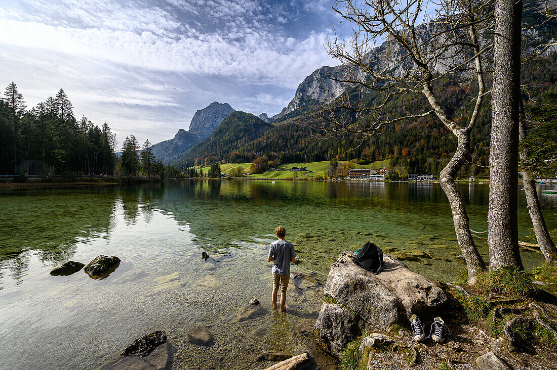 Hintersee, Junger Mann steht im See, Wandweg Naturlehrpfad am Bach/Fluss Ramsauer Ache, wandern im Zauberwald am Hintersee im Bergsteigerdorf Ramsau. Ramsau bei Berchtesgaden, am Watzmann und Königssee, Nationalpark Berchtesgaden, Berchtesgadener Alpen, Oberbayern, Bayern, Deutschland