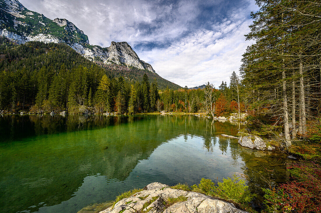 Blick auf Hintersee, Wandweg Naturlehrpfad am Bach/Fluss Ramsauer Ache, wandern im Zauberwald am Hintersee im Bergsteigerdorf Ramsau. Ramsau bei Berchtesgaden, am Watzmann und Königssee, Nationalpark Berchtesgaden, Berchtesgadener Alpen, Oberbayern, Bayern, Deutschland