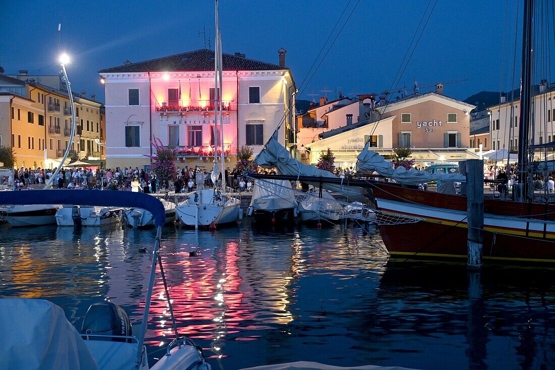 Abends auf dem Weinfest im kleinen Hafen von Bardolino, Ostufer, Gardasee, Veneto, Italien