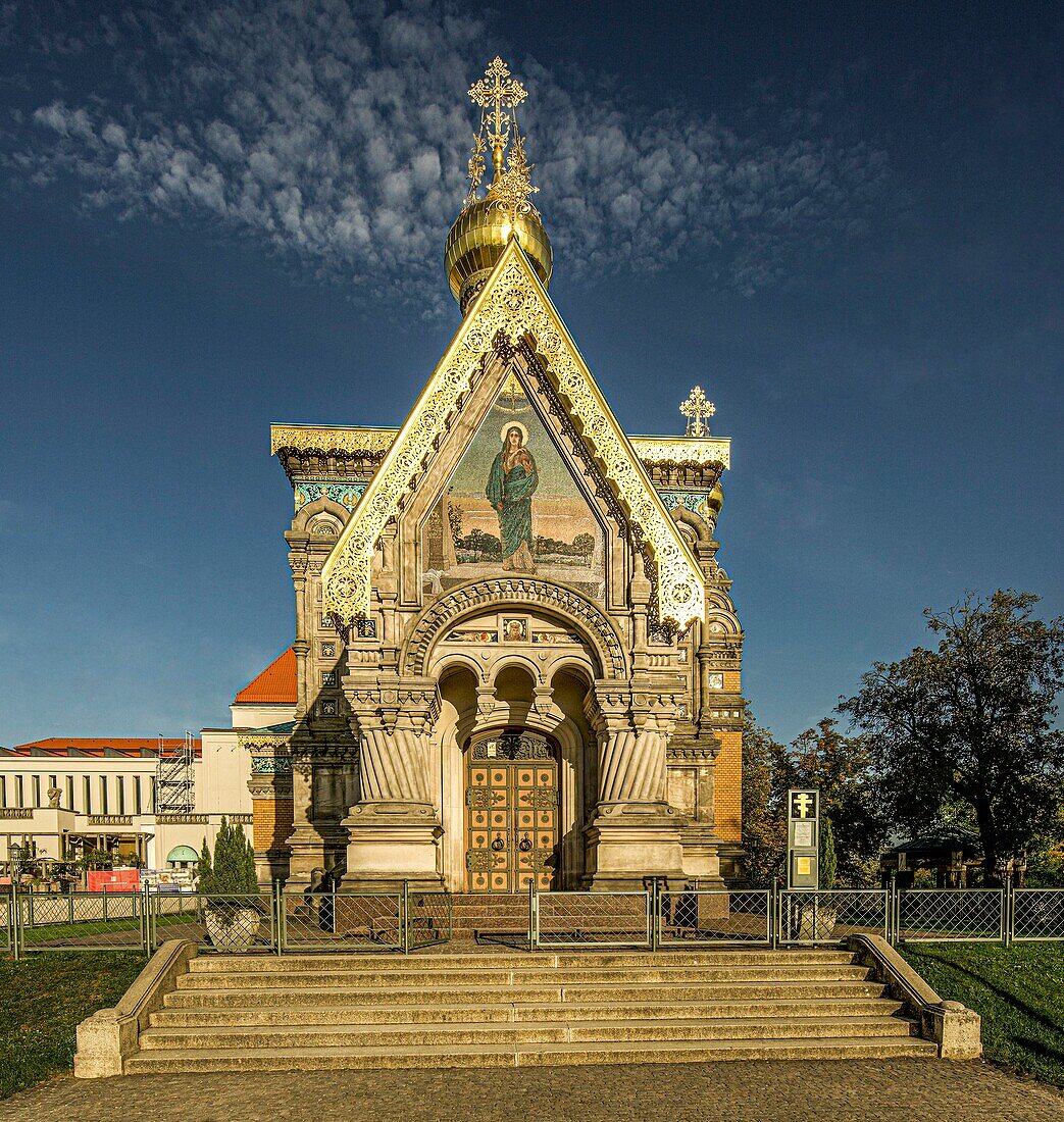 Mathildenhöhe in Darmstadt, Russische Kirche, im Hintergrund das Ausstellungsgebäude, Hessen, Deutschland
