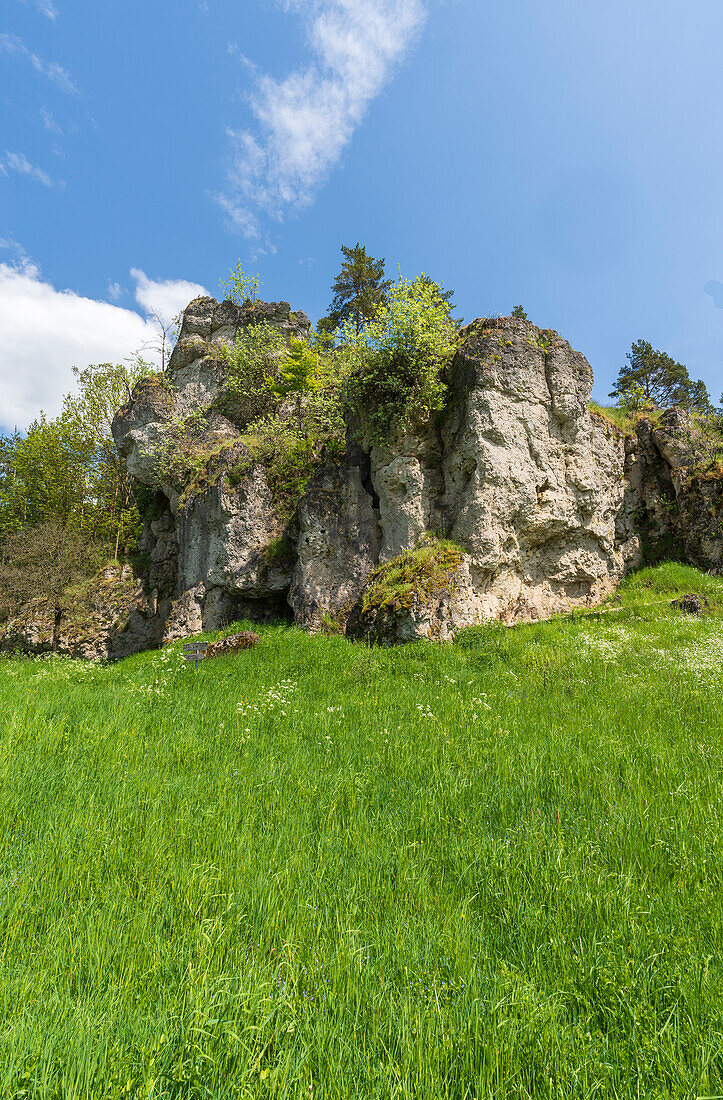 Die Felsformation Langerstein im Paradiestal, Fränkische Schweiz, Gemeinde Stadelhofen, Landkreis Bamberg, Oberfranken, Bayern, Deutschland