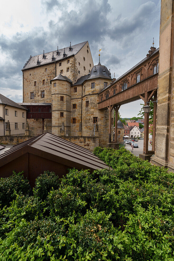 Schloss Thurnau mit dem Übergang zur St.- Laurentius-Kirche in Thurnau, Landkreis Kulmbach, Fränkische Schweiz, Landkreis Bayreuth, Oberfranken, Bayern, Deutschland