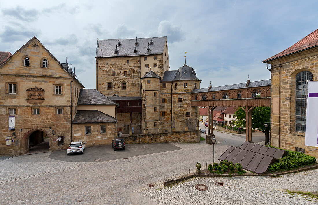 Schloss Thurnau mit dem Übergang zur St.- Laurentius-Kirche in Thurnau, Landkreis Kulmbach, Fränkische Schweiz, Landkreis Bayreuth, Oberfranken, Bayern, Deutschland