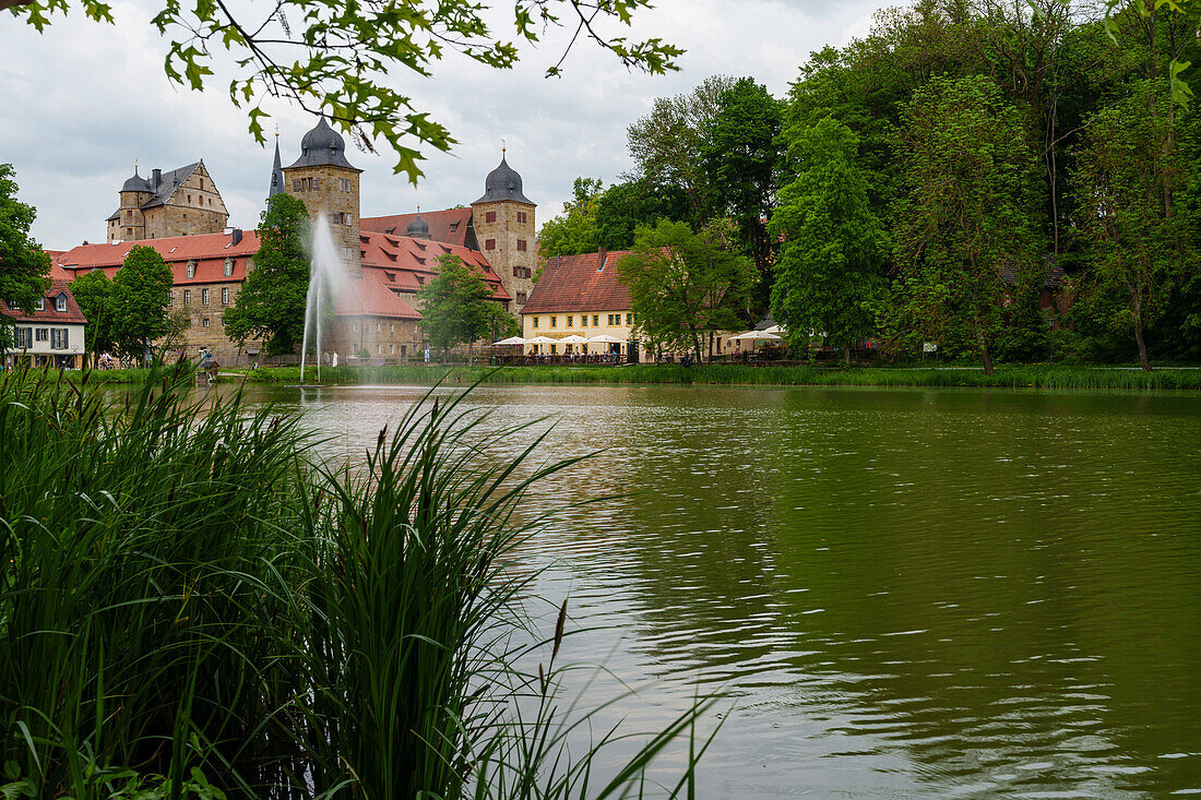Schlosspark und Schlossteich am Schloss Thurnau in Thurnau, Landkreis Kulmbach, Fränkische Schweiz, Landkreis Bayreuth, Oberfranken, Bayern, Deutschland
