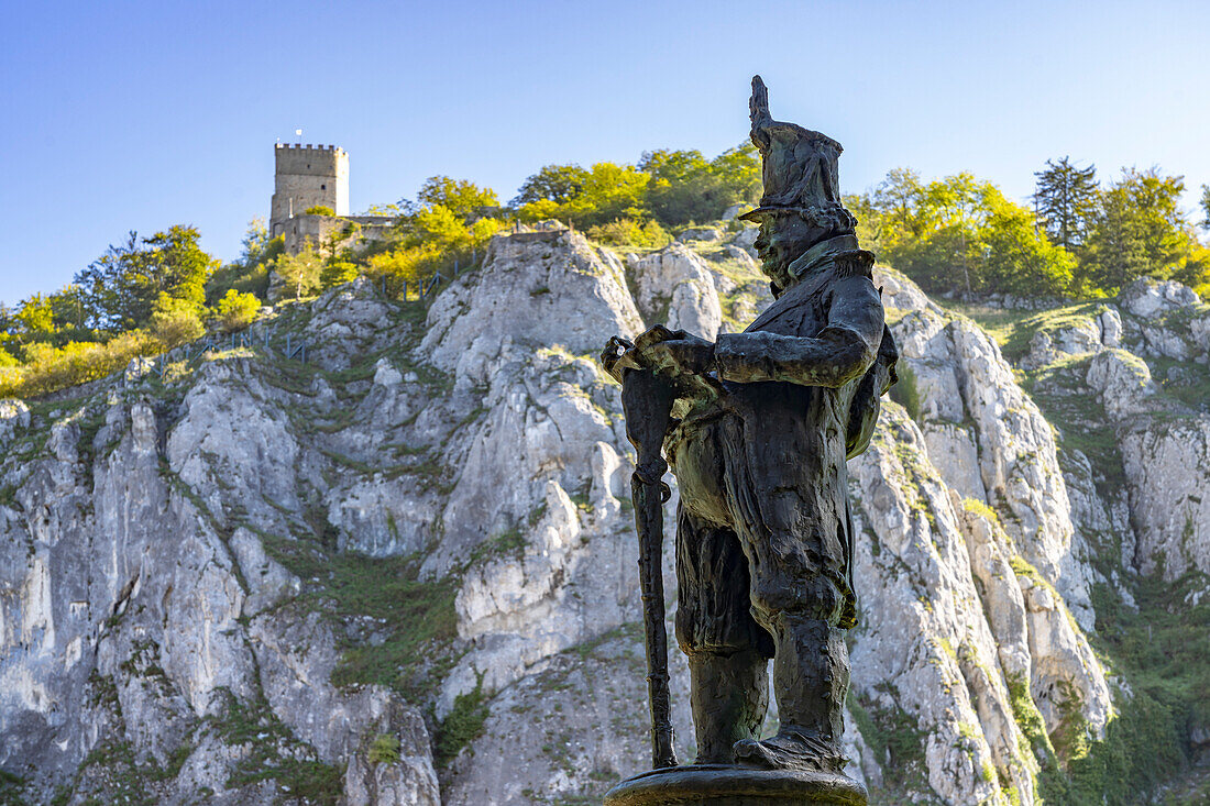 Bronze statue of the soldier Josef Deifl Burg Randeck in Markt Essing in the Altmühltal, Lower Bavaria, Bavaria, Germany