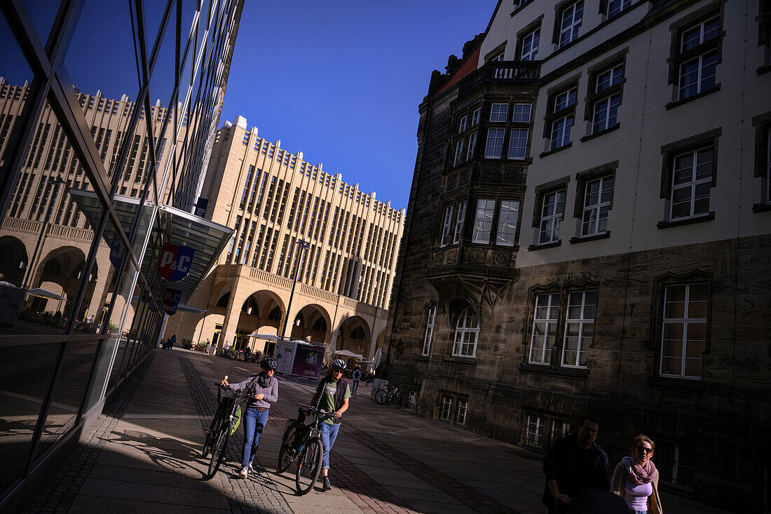 Fahradfahrer schieben ihr Rad entlang der Fußgängerzone, Blick zur "Galerie Roter Turm", Chemnitz, Sachsen, Deutschland, Europa