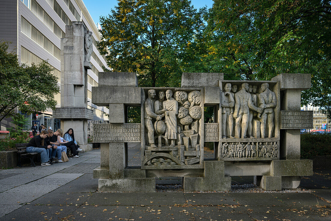 Jugendliche sitzen nahe eines Sozialistischen Denkmals entlang der Brückenstraße, Chemnitz, Sachsen, Deutschland, Europa