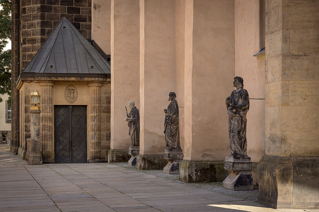 Statuen entlang der Sankt Jakobi Kirche, Chemnitz, Sachsen, Deutschland, Europa