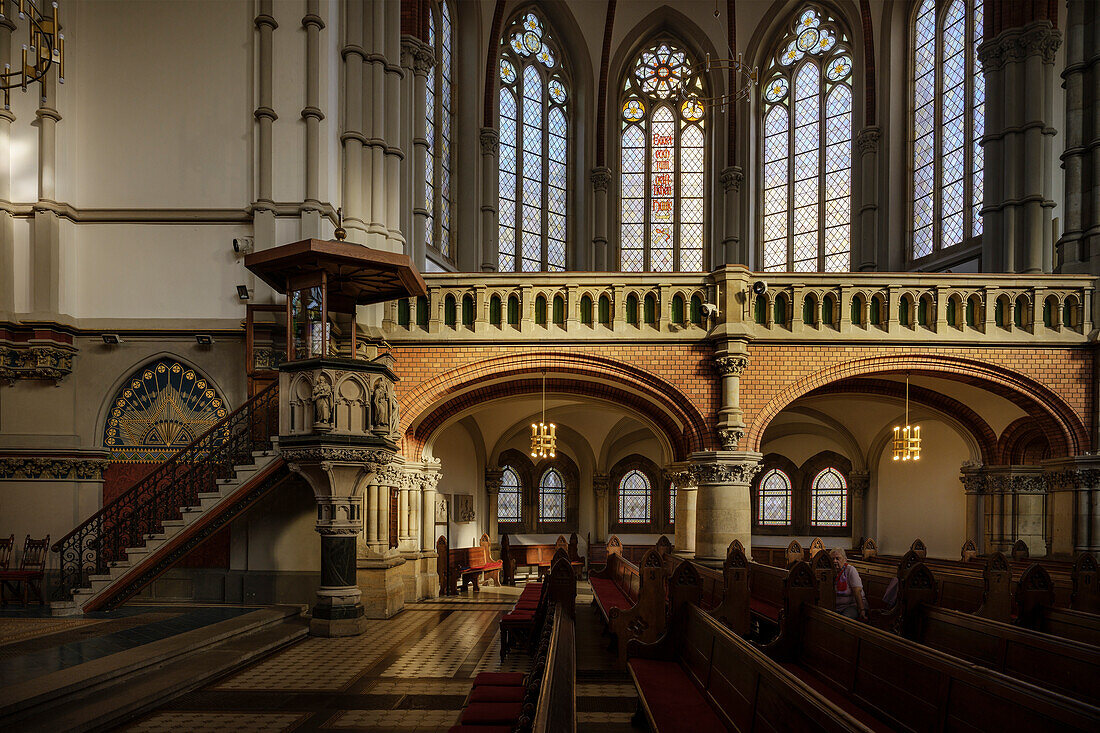 Seitenschiff der neogotischen Petrikirche am Theaterplatz, Chemnitz, Sachsen, Deutschland, Europa