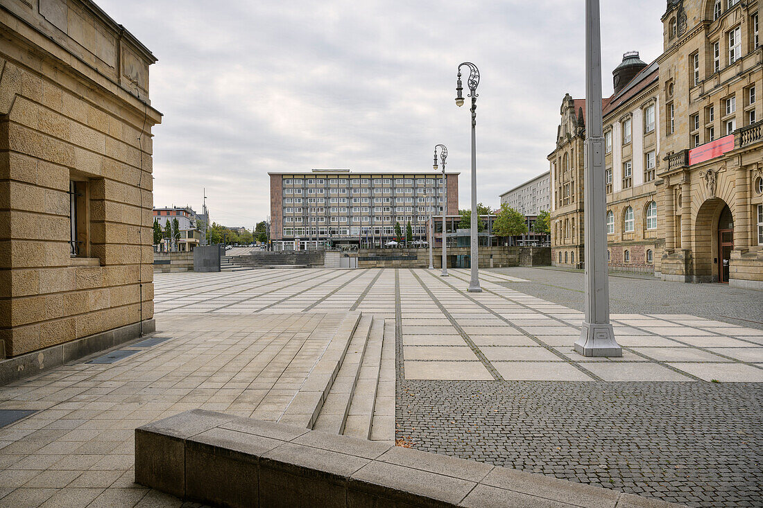 Blick über Theaterplatz zum "Hotel an der Oper" (ehemals Hotel Moskau), Chemnitz, Sachsen, Deutschland, Europa