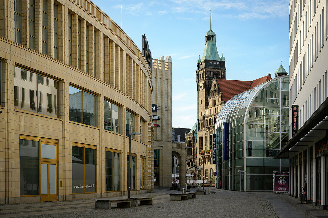 "Galerie Roter Turm" und Blick zum Neuen Rathaus, Chemnitz, Sachsen, Deutschland, Europa