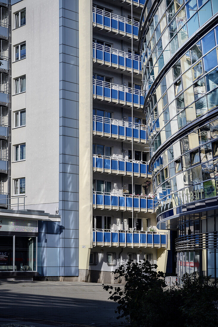 Sozialistischer Wohnungsbau kontrastiert mit moderner Glasfassade, Chemnitz, Sachsen, Deutschland, Europa