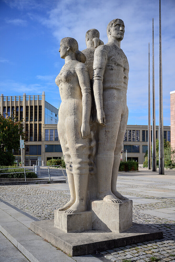 Stein Skulptur "Würde, Schönheit und Stolz des Menschen im Sozialismus" an der Stadthalle, Chemnitz, Sachsen, Deutschland, Europa